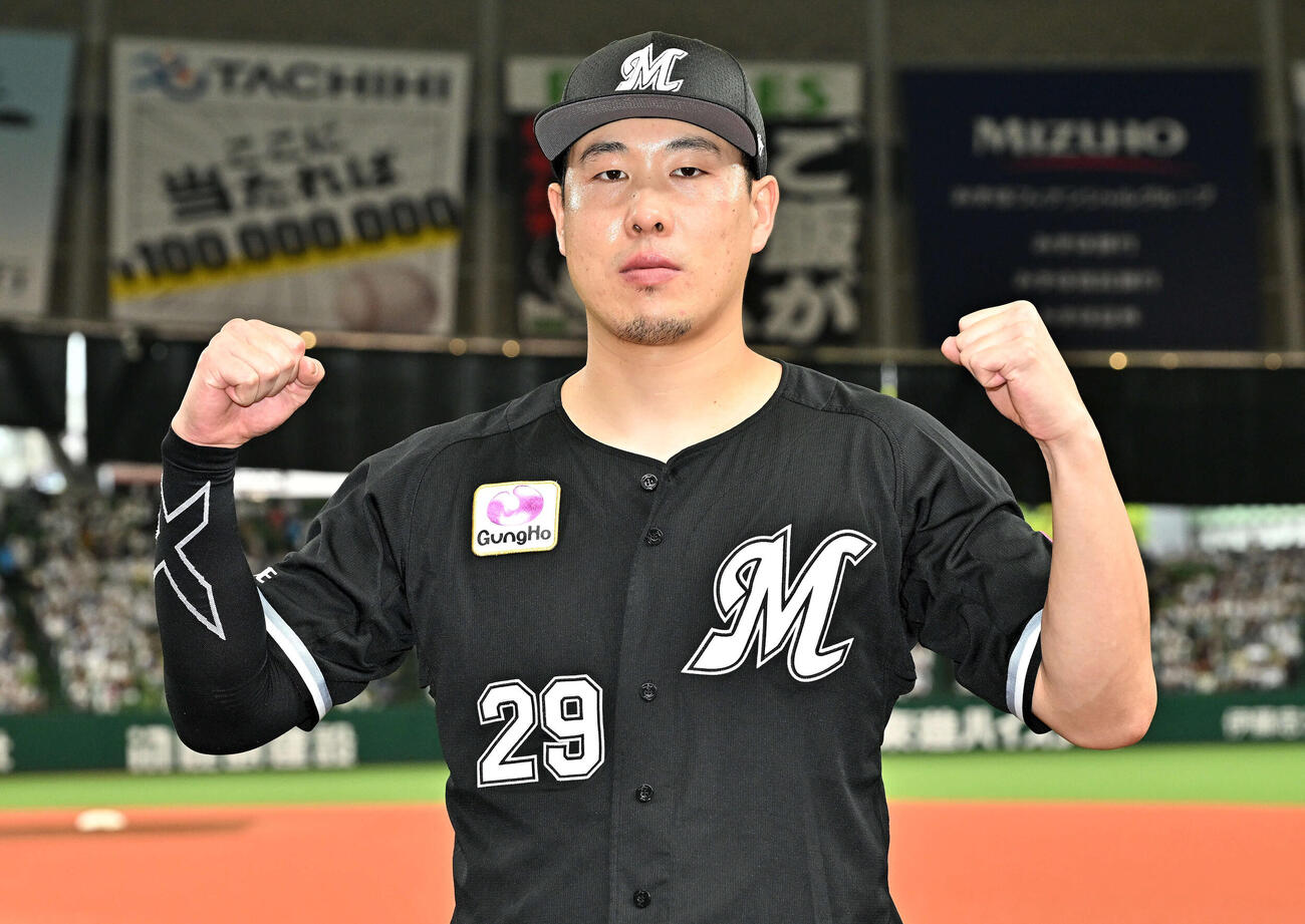 西武対ロッテ　ヒーローインタビューを終えポーズを決めるロッテ西野（2024年9月28日撮影）