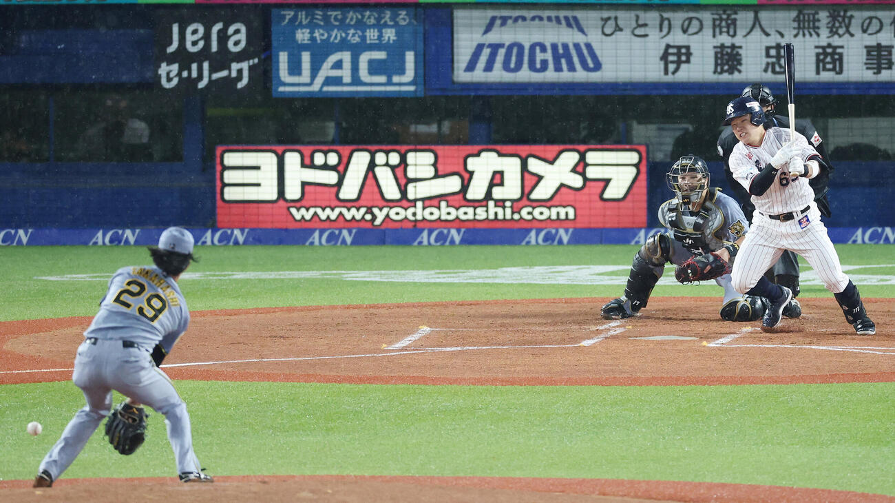 ヤクルト対阪神　1回裏ヤクルト1死二塁、適時打を放つ増田珠。投手高橋遥人（撮影・宮地輝）