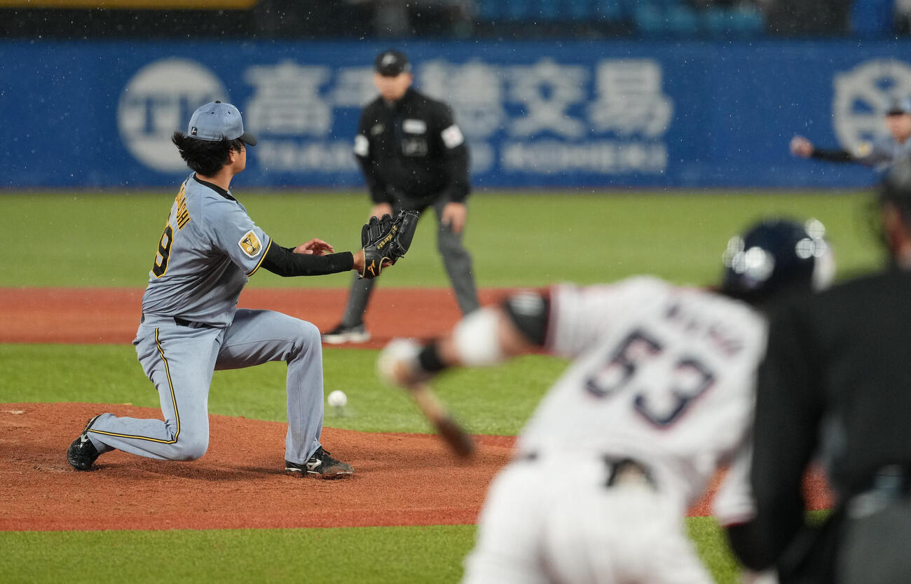 ヤクルト対阪神　1回裏ヤクルト1死二塁、増田珠に先制適時打を打たれ失点する高橋遥人（撮影・清水貴仁）