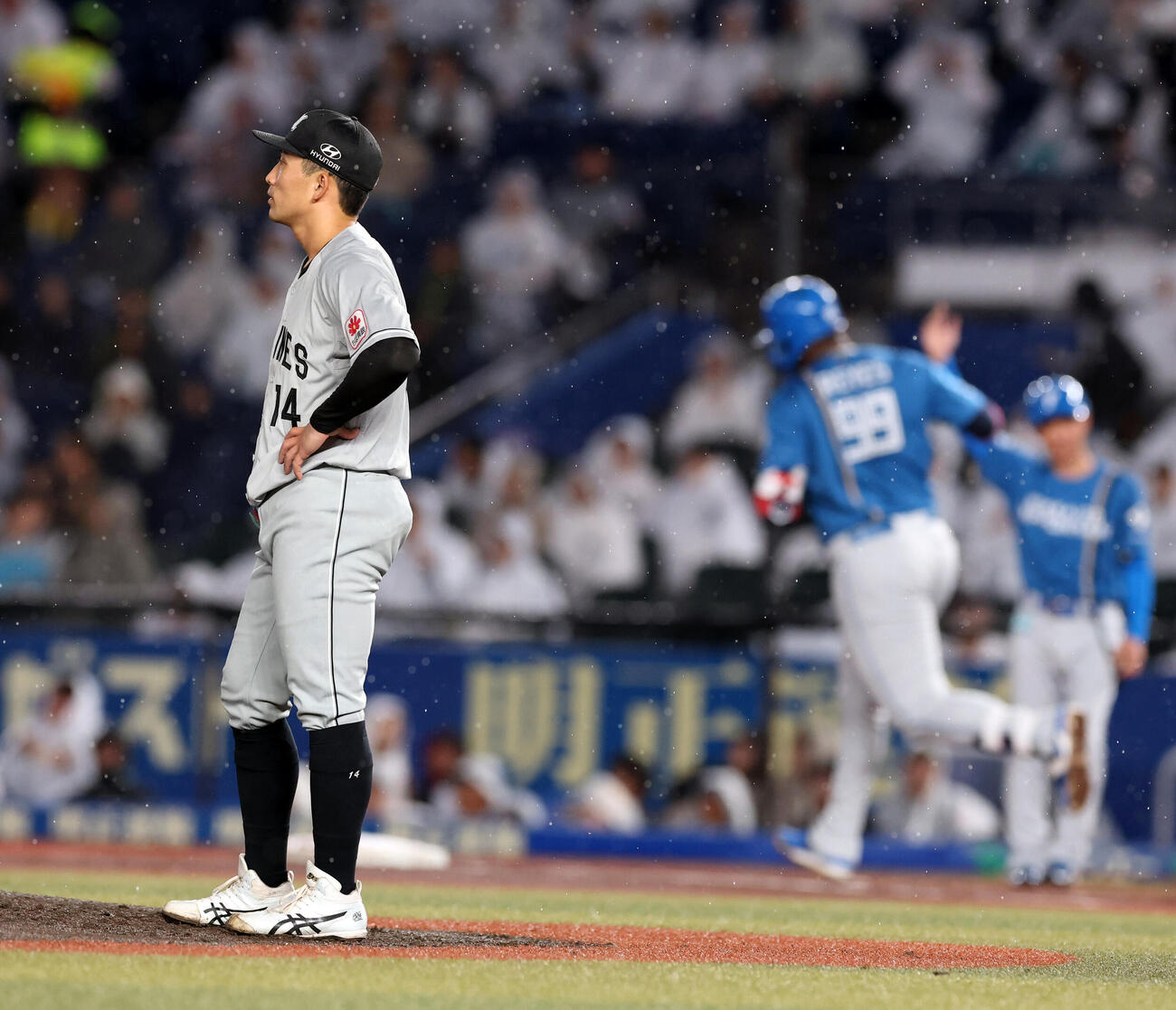 ロッテ対日本ハム　3回表日本ハム無死一塁、レイエス（j後方）に2点本塁打を許した小島和哉　（撮影・浅見桂子）