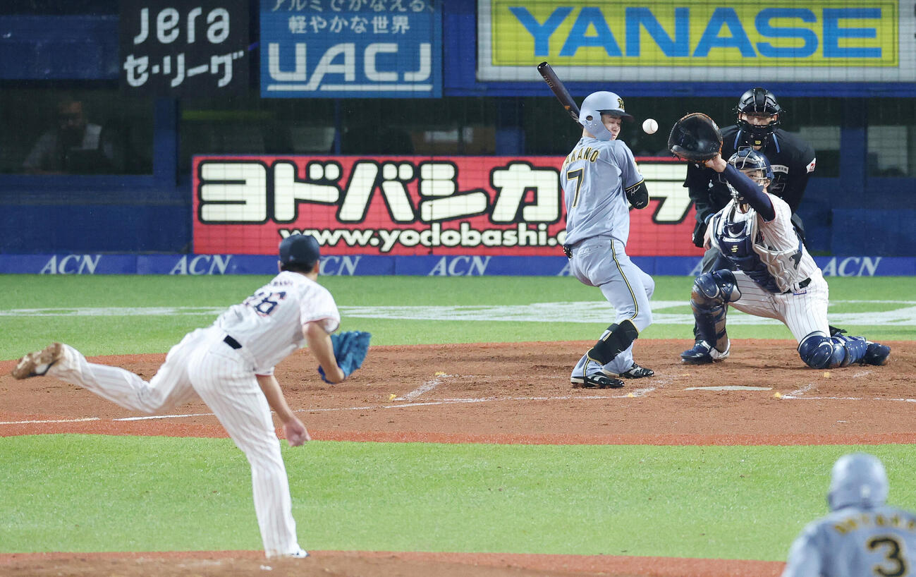ヤクルト対阪神　3回表阪神2死二塁、ボールを避ける中野拓夢。投手山野太一（撮影・宮地輝）