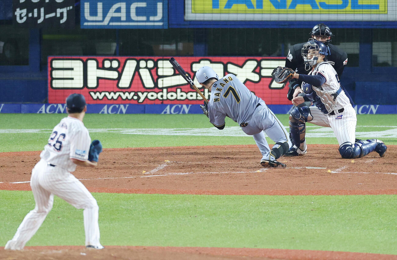 ヤクルト対阪神　3回表阪神2死二塁、ボールを避ける中野拓夢。投手山野太一（撮影・宮地輝）