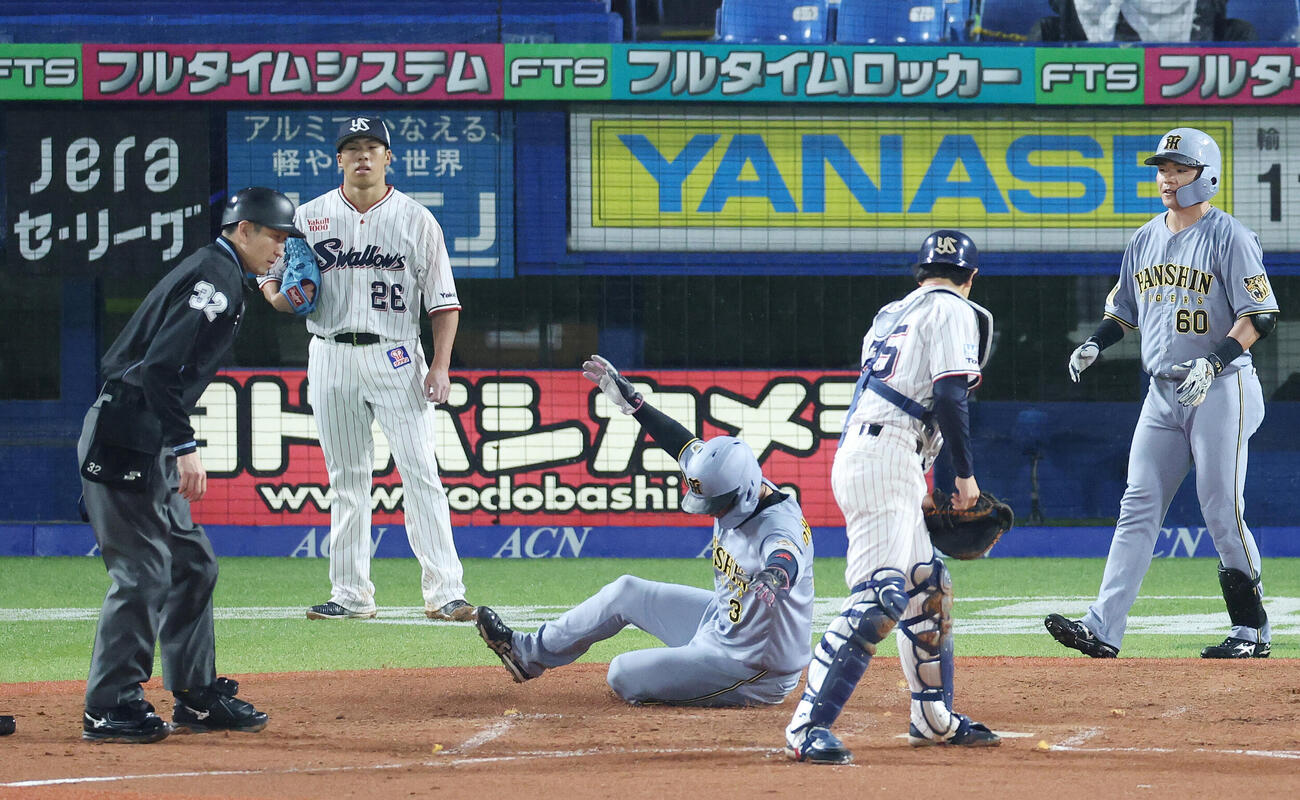 ヤクルト対阪神　3回表阪神2死二塁、中野拓夢の適時打で大山悠輔の生還を許す山野太一（撮影・宮地輝）