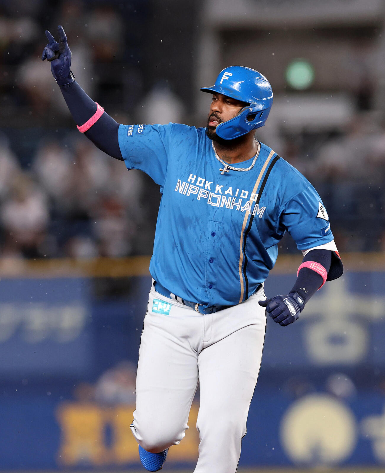ロッテ対日本ハム　3回表日本ハム無死一塁、レイエスは2点本塁打を放ちスタンドを指さしダイヤモンドを回る　（撮影・浅見桂子）