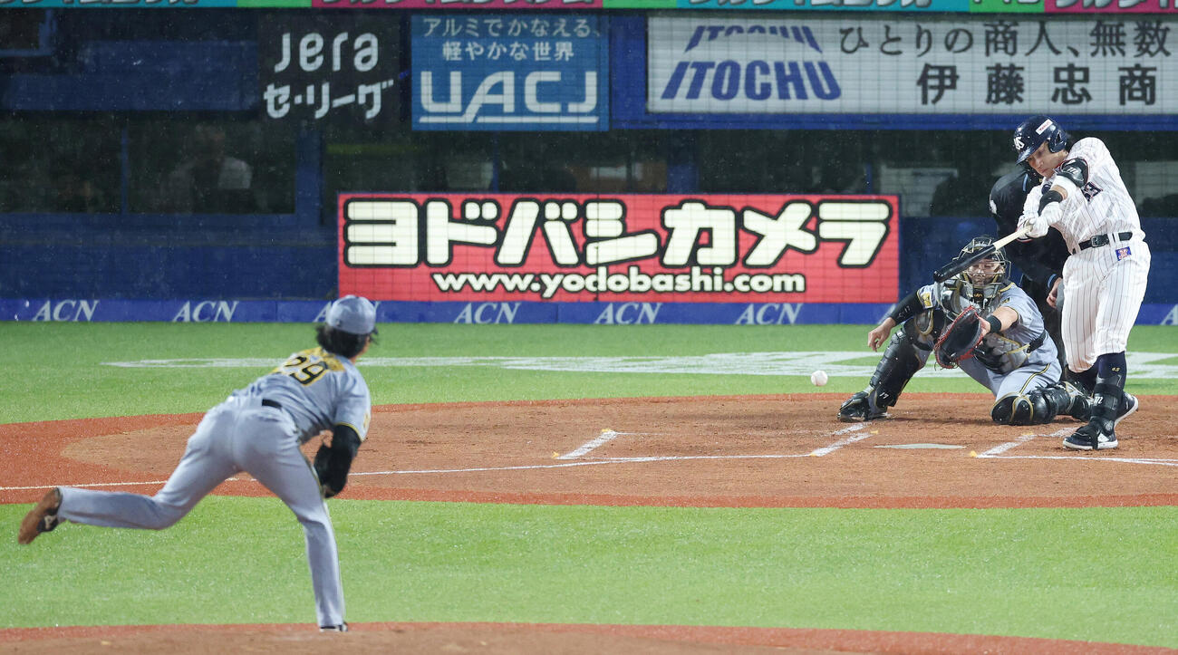 ヤクルト対阪神　1回裏ヤクルト1死二塁、適時打を放つ増田珠。投手高橋遥人（撮影・宮地輝）