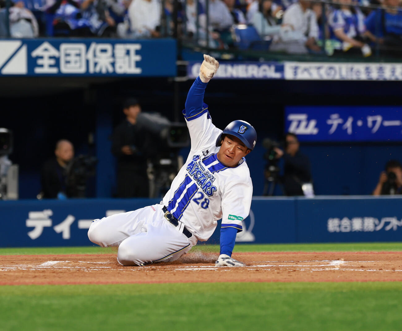 DeNA対中日　1回裏DeNA1死一、三塁、林琢真の適時内野安打で生還する勝又温史（撮影・水谷安孝）