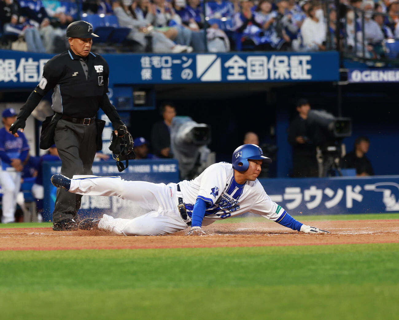DeNA対中日　1回裏DeNA1死一、三塁、林琢真の適時内野安打で生還する勝又温史（撮影・水谷安孝）