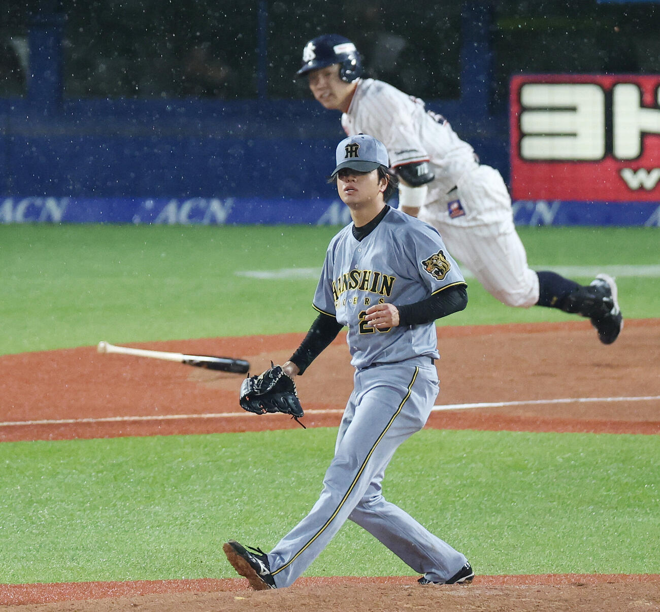 ヤクルト対阪神　1回裏ヤクルト1死二塁、増田珠に適時打を浴びる高橋遥人（撮影・宮地輝）