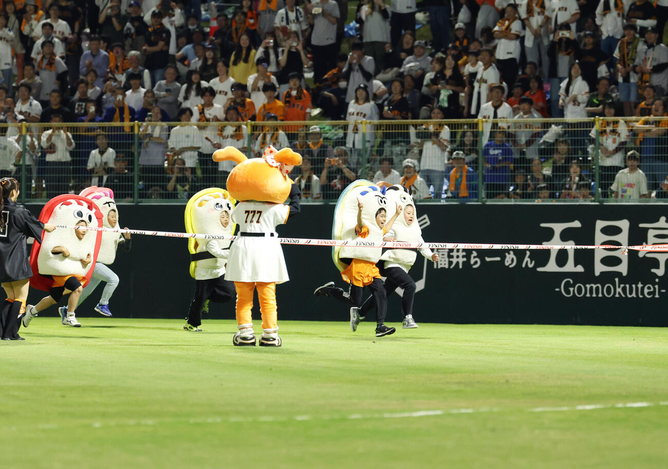 巨人対広島　すしレースはコハダが1着（撮影・増田悦実）