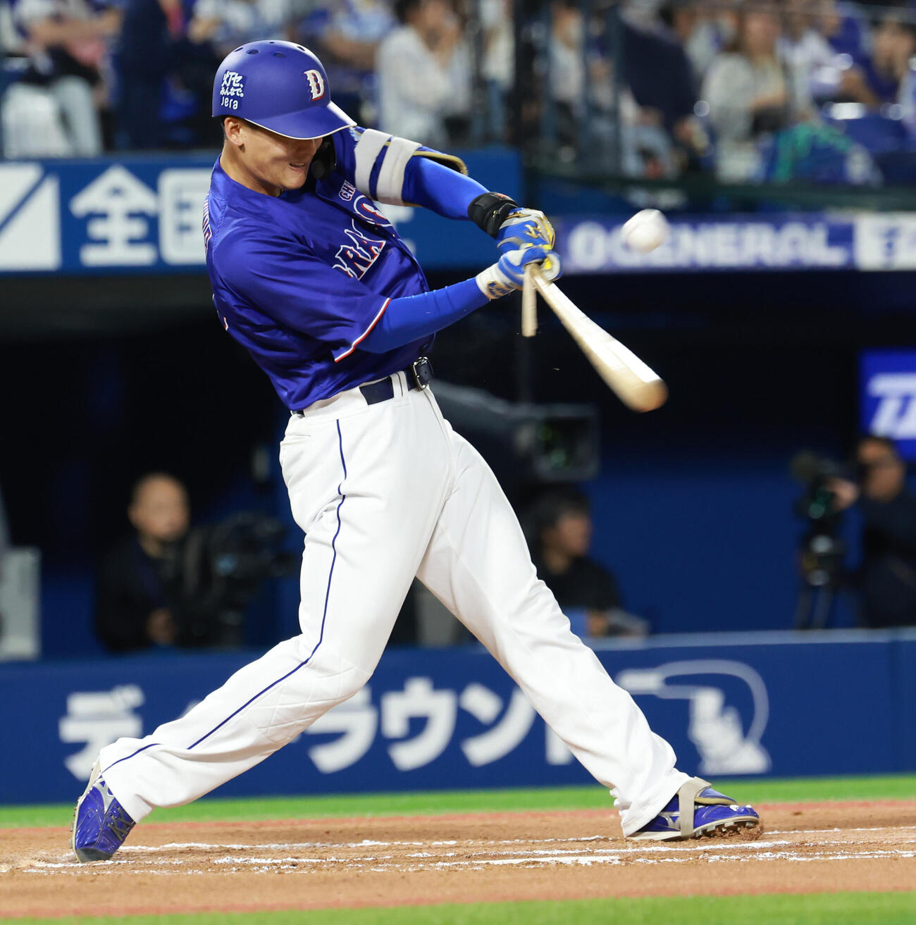 DeNA対中日　6回表中日無死、バットを折りながら右前打を放つ石川昂弥（撮影・水谷安孝）