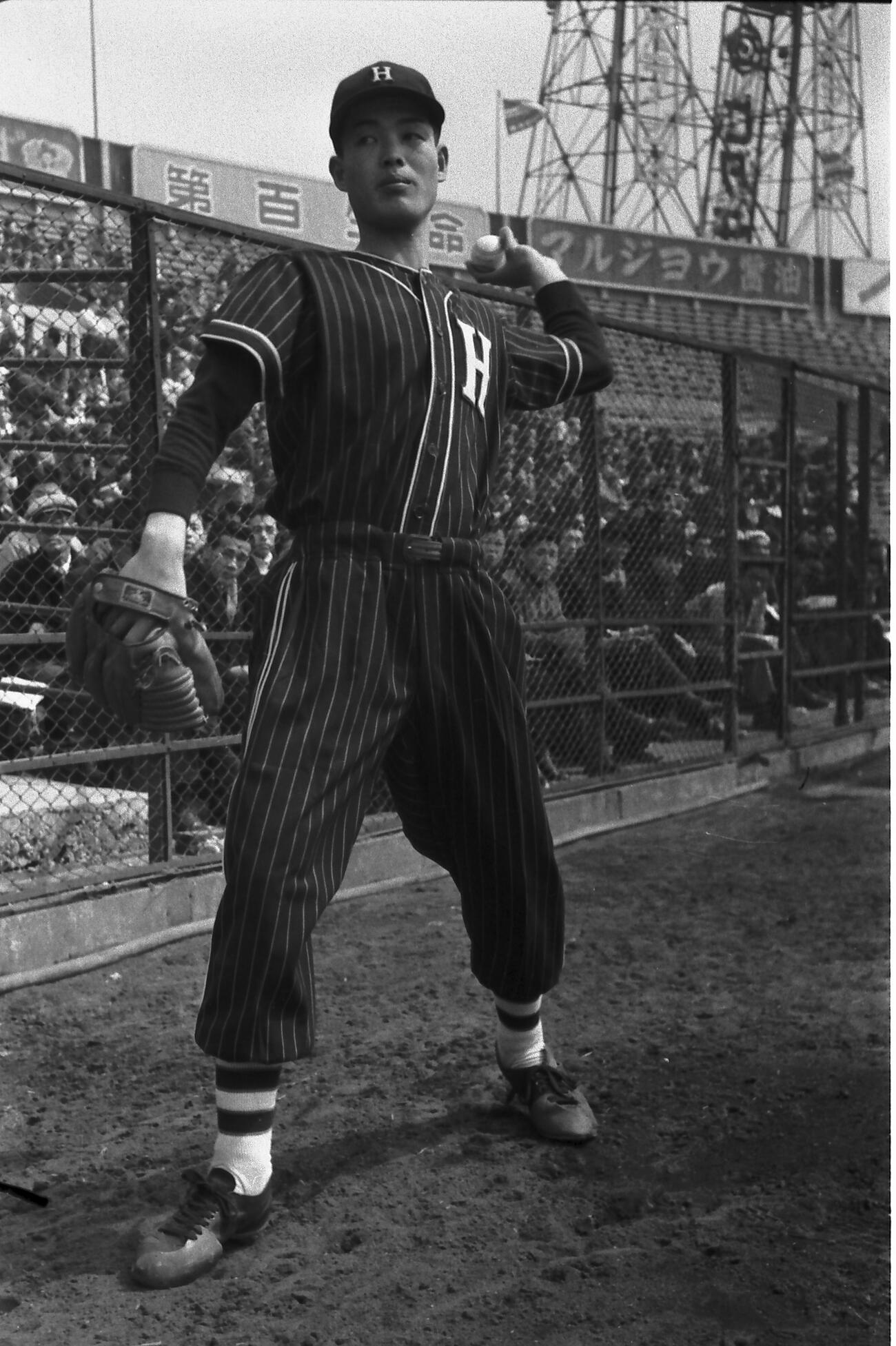 阪急ブレーブスの梶本隆夫投手（1954年撮影）