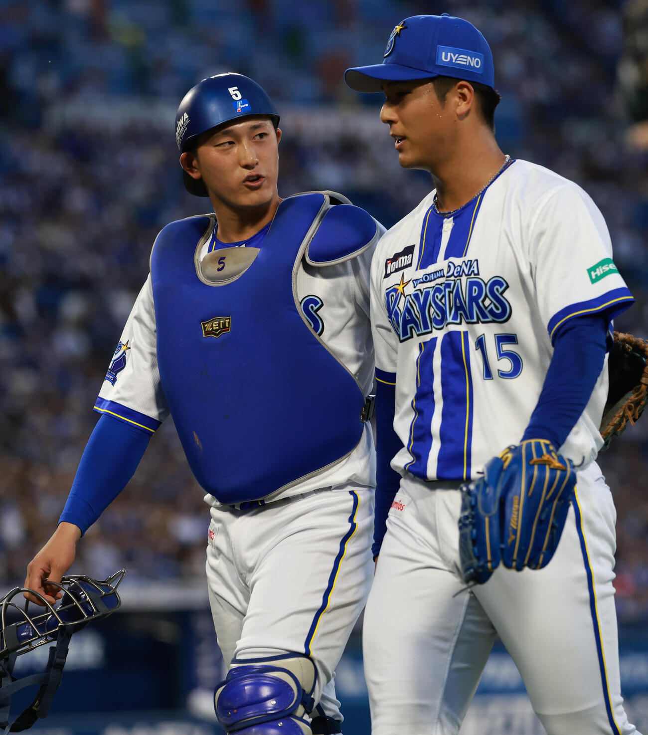 DeNA対中日　1回表を無失点に抑えベンチに引き揚げる島田舜也（右）と松尾汐恩（撮影・水谷安孝）