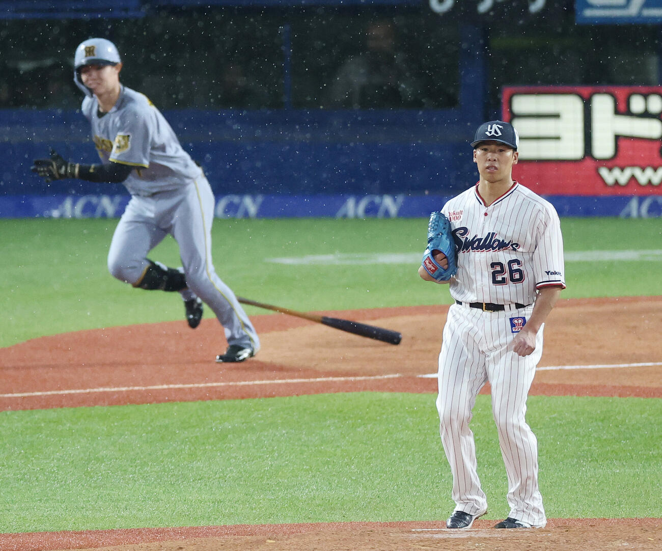 ヤクルト対阪神　1回表阪神2死一、二塁、中野拓夢を二飛に仕留める手山野太一（撮影・宮地輝）