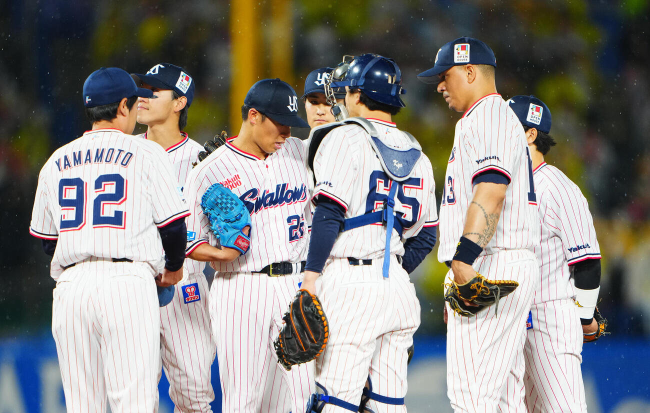 ヤクルト対阪神　3回表阪神2死二塁、中野拓夢に適時打を許した山野太一（中央）はマウンドでナインやコーチと話す（撮影・垰建太）
