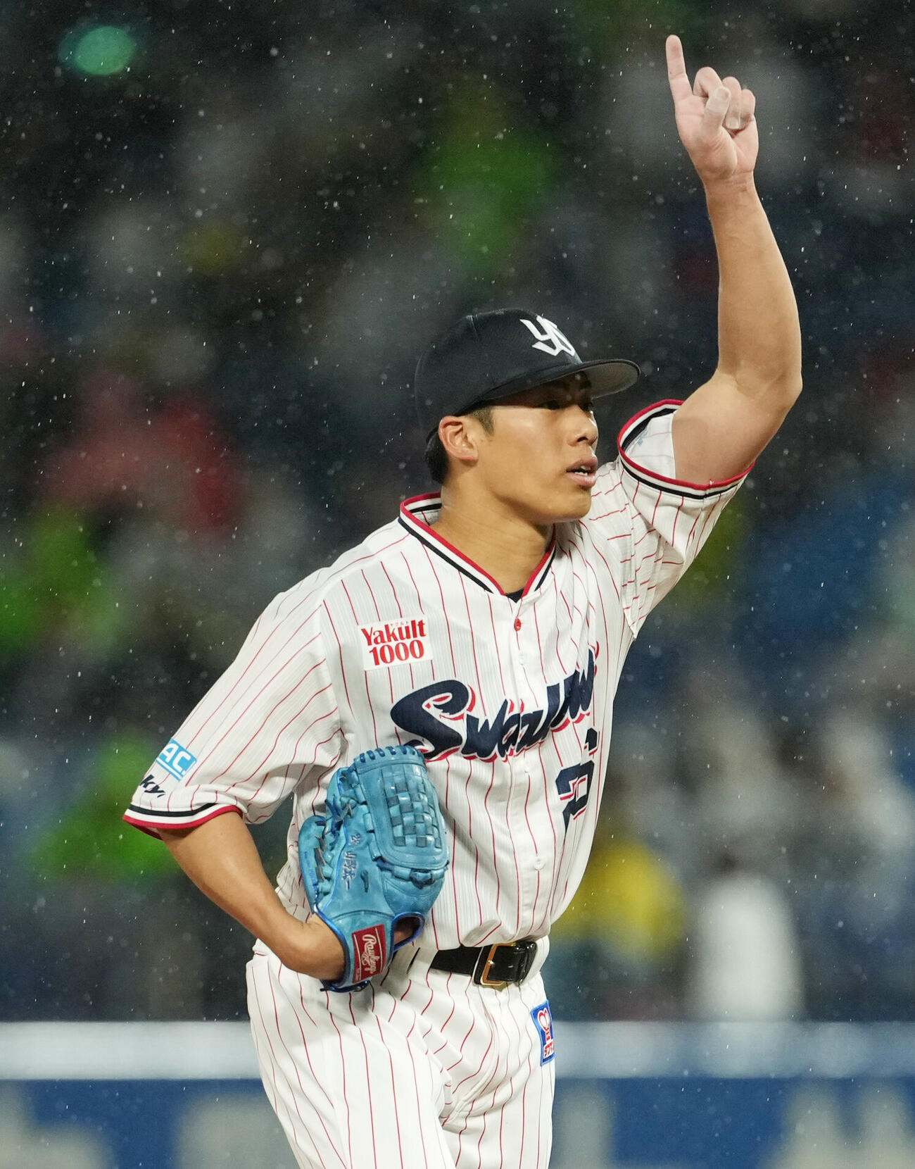 ヤクルト対阪神　2回表阪神2死一塁、打者高橋遥人の捕邪飛を指さす山野太一（撮影・清水貴仁）