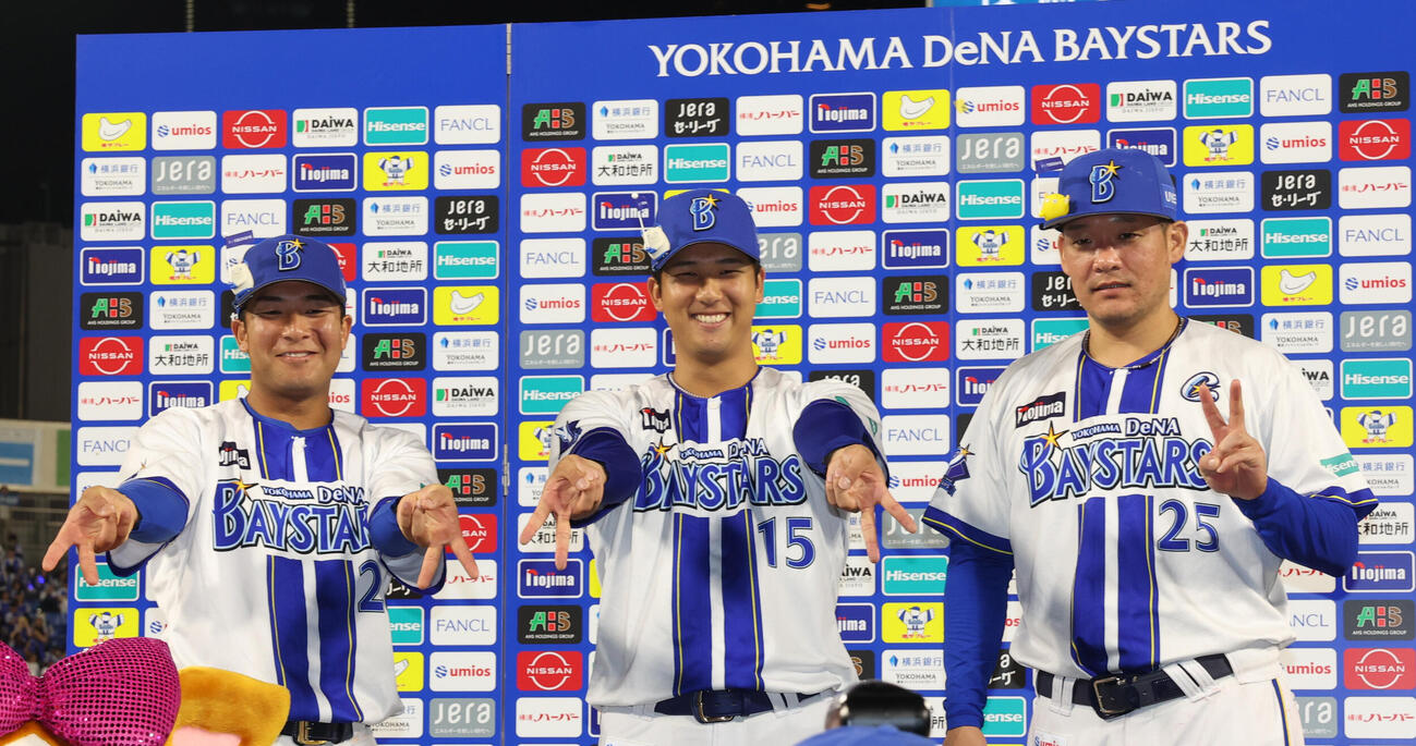DeNA対中日　お立ち台で笑顔を見せる左から勝又温史、島田舜也、筒香嘉智（撮影・水谷安孝）