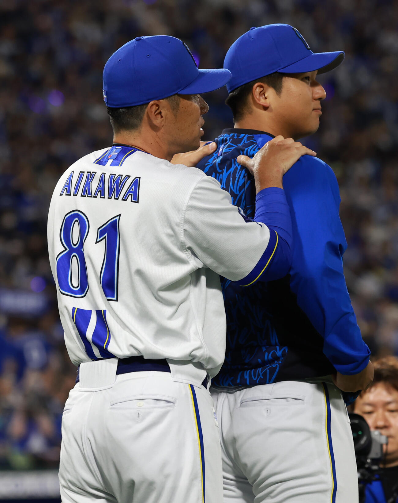 DeNA対中日　プロ初勝利を挙げ相川亮二監督（左）からねぎらわれる島田舜也（撮影・水谷安孝）