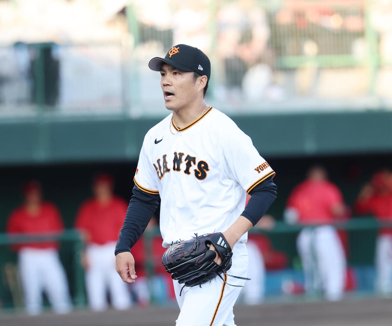 巨人対広島　1回を3人で抑え声を出す巨人則本昂大（撮影・増田悦実）