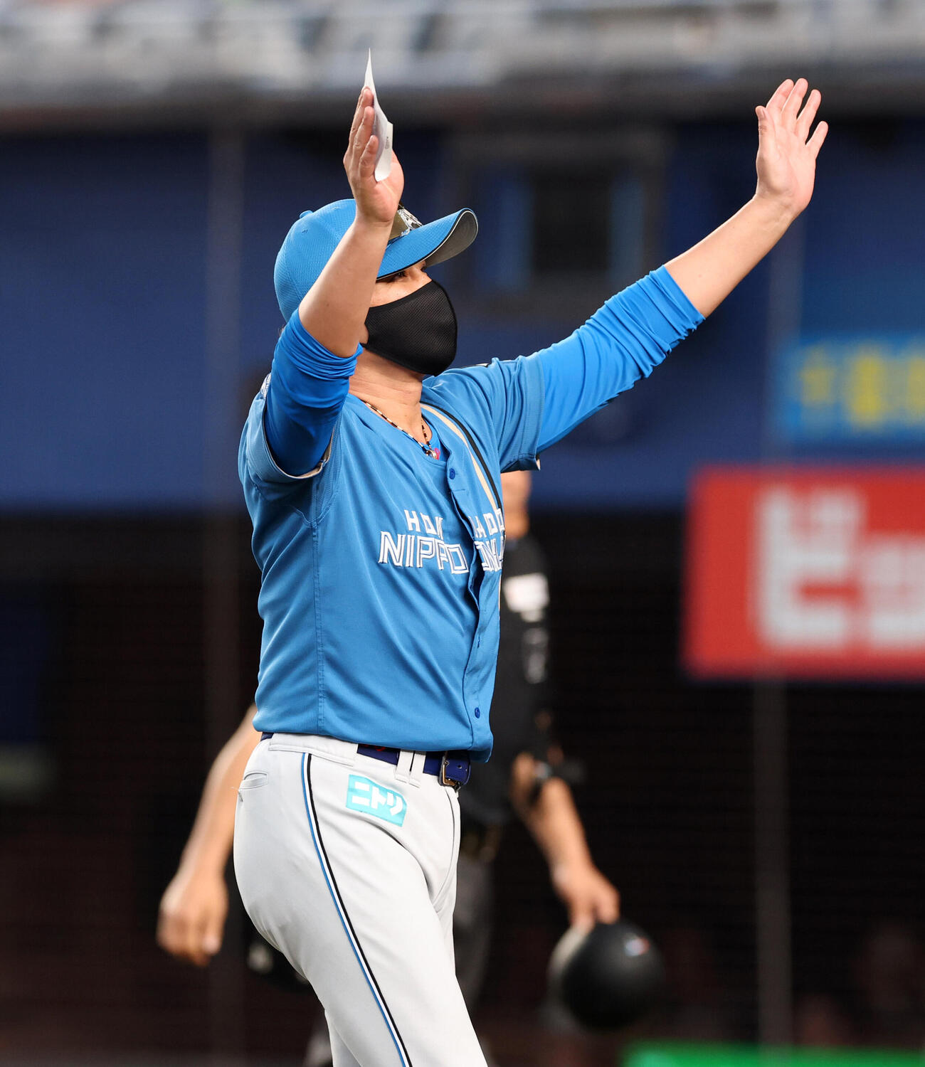 ロッテ対日本ハム　スタンドに手を振る日本ハム新庄剛志監督　（撮影・浅見桂子）