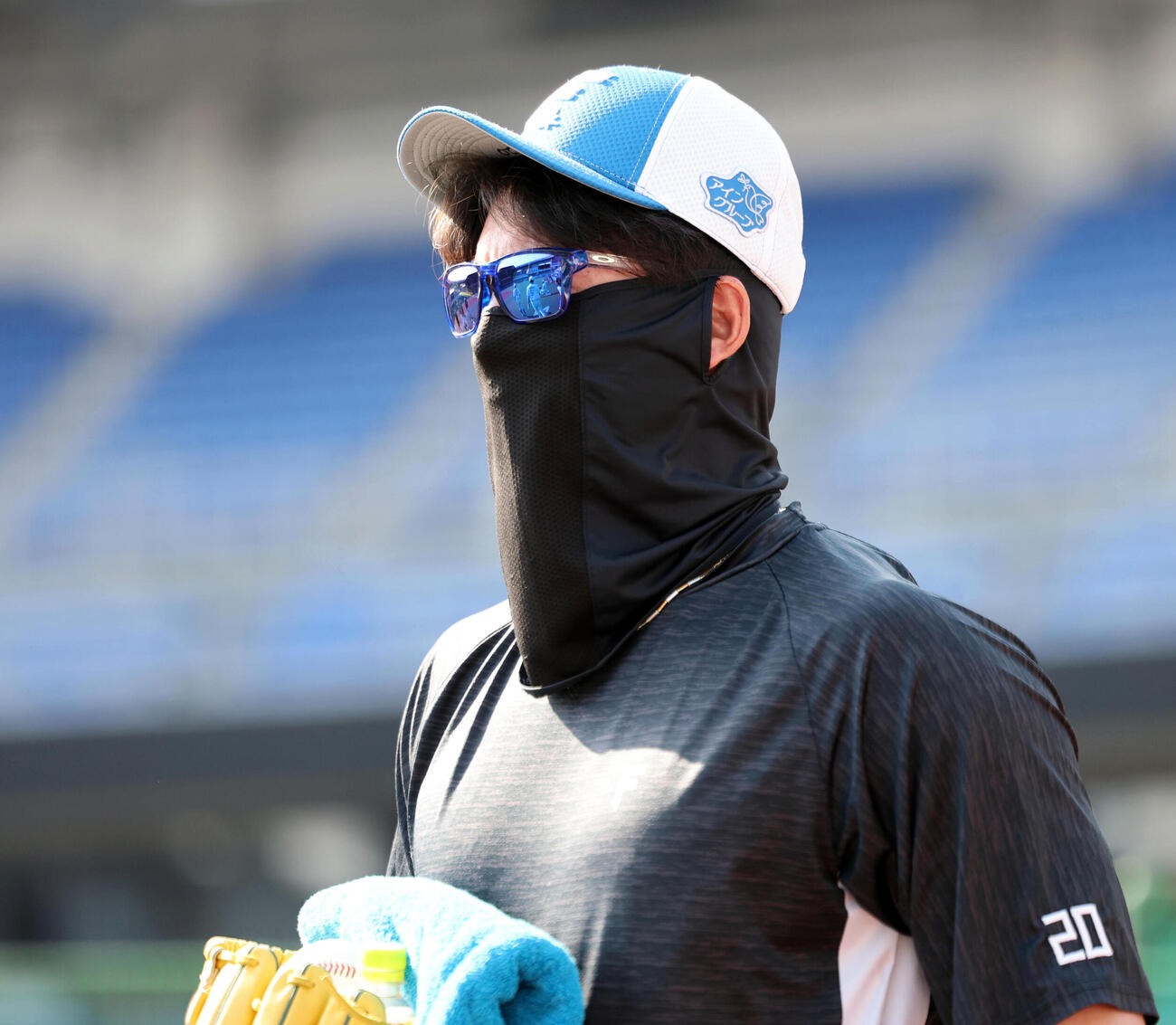 ロッテ対日本ハム　完全な日焼け対策をして練習に臨む日本ハム上原健太　（撮影・浅見桂子）