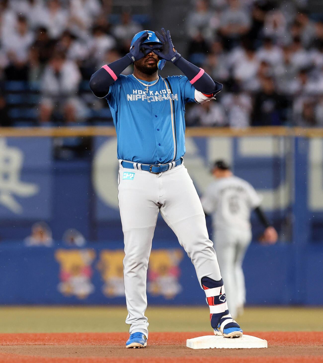 ロッテ対日本ハム　2回表日本ハム無死、レイエスは二塁打を放ちポーズ　（撮影・浅見桂子）