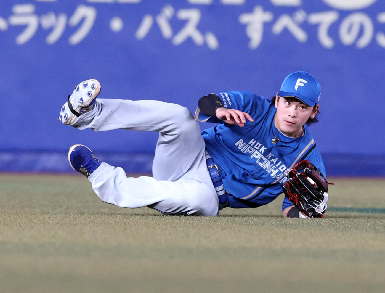 ロッテ対日本ハム　3回裏ロッテ2死、小川龍成の打球を好捕する野村佑希　（撮影・浅見桂子）