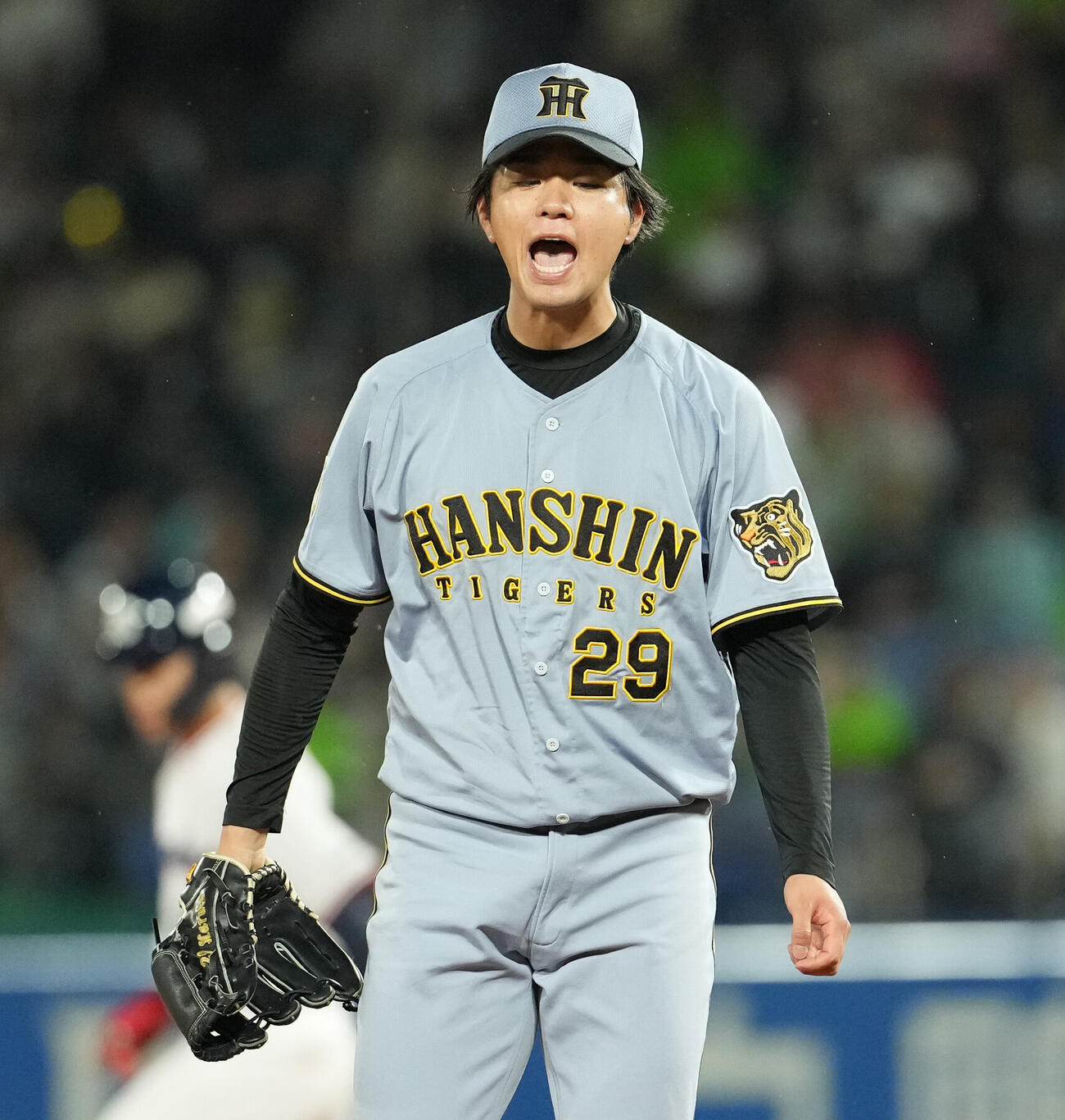 ヤクルト対阪神　6回裏ヤクルト2死一塁、ドミンゴ・サンタナを三振に切り、雄たけびを上げる高橋遥人（撮影・清水貴仁）