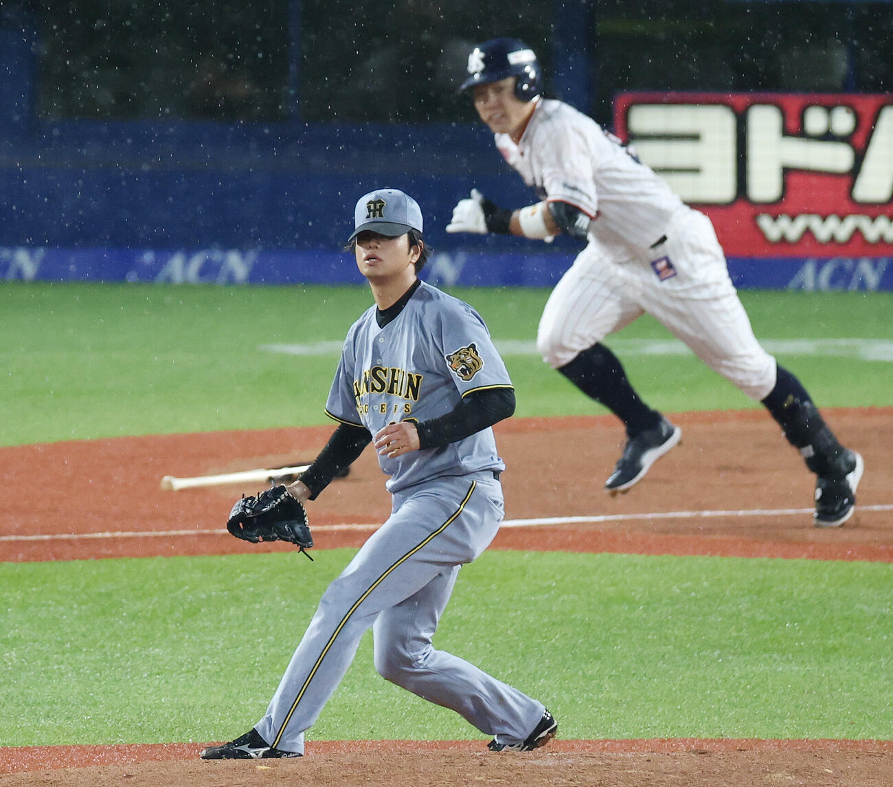 ヤクルト対阪神　1回裏ヤクルト1死二塁、増田珠に適時打を浴びる高橋遥人（撮影・宮地輝）