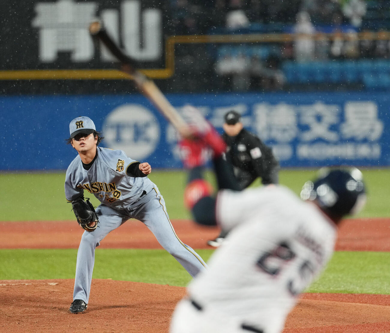 ヤクルト対阪神　1回裏ヤクルト無死二塁、ドミンゴ・サンタナを三振に切る高橋遥人（撮影・清水貴仁）