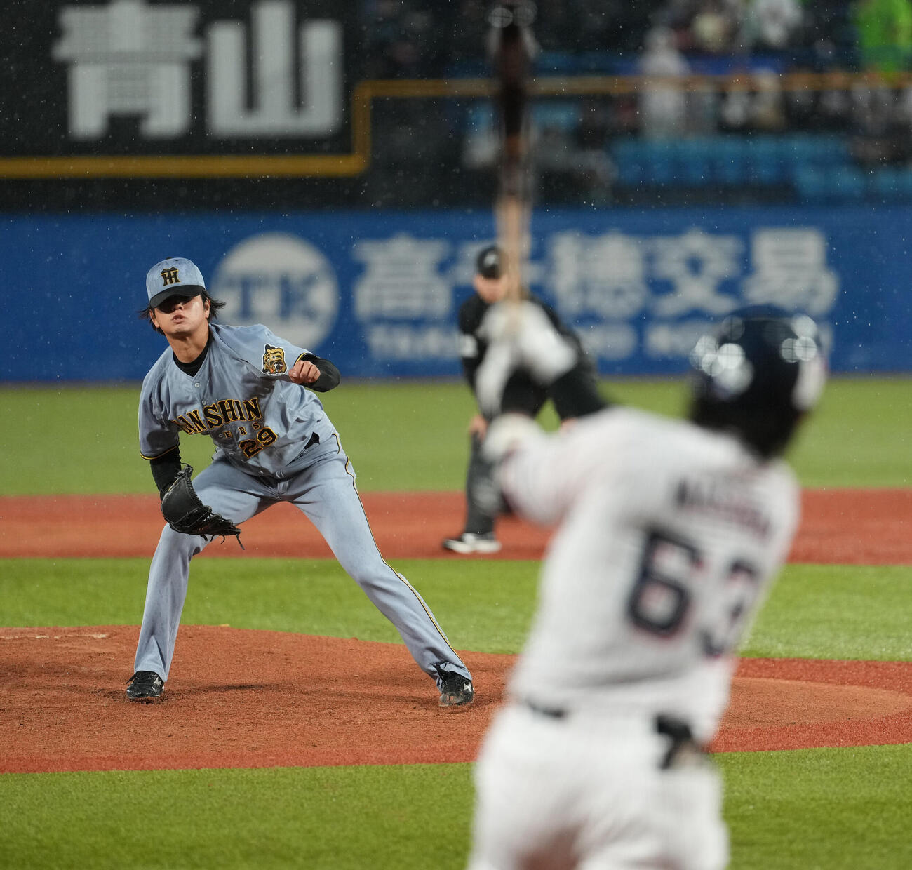 ヤクルト対阪神　1回裏ヤクルト1死二塁、増田珠に先制適時打を打たれ失点する高橋遥人（撮影・清水貴仁）