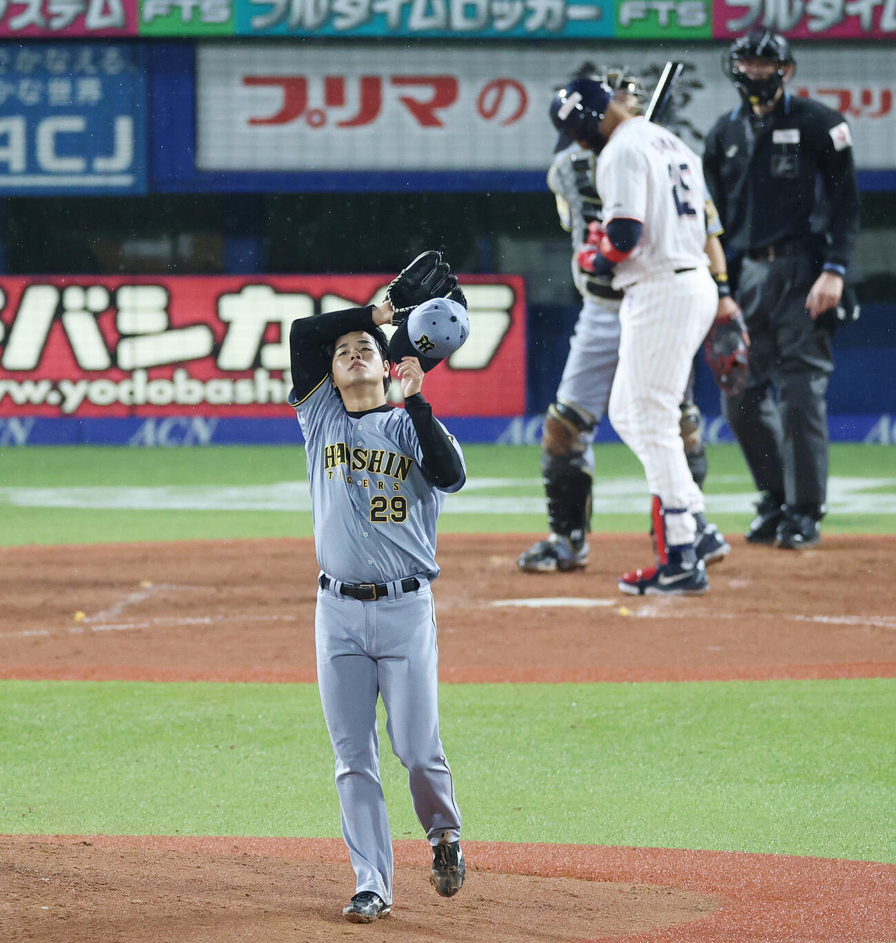 ヤクルト対阪神　4回裏ヤクルト無死、ドミンゴ・サンタナから見逃し三振を奪う高橋遥人（撮影・宮地輝）