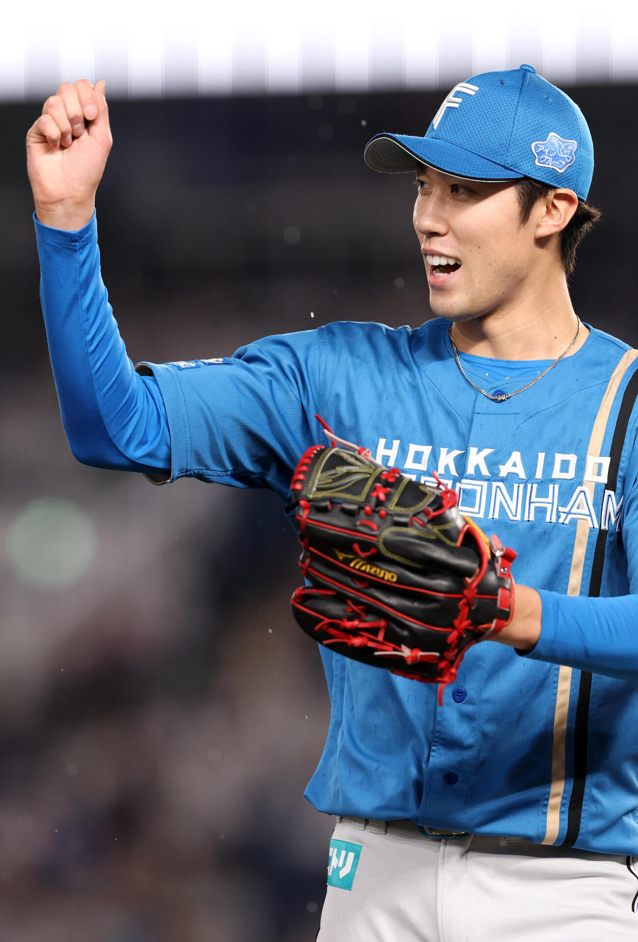 ロッテ対日本ハム　3回裏ロッテ2死、小川龍成の打球を野村佑希が好捕し、笑顔で迎える福島蓮　（撮影・浅見桂子）