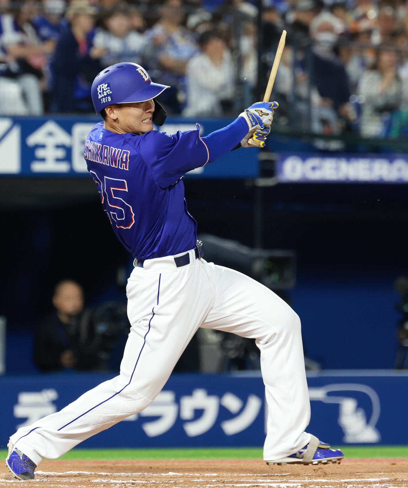 DeNA対中日　6回表中日無死、バットを折りながら右前打を放つ石川昂弥（撮影・水谷安孝）