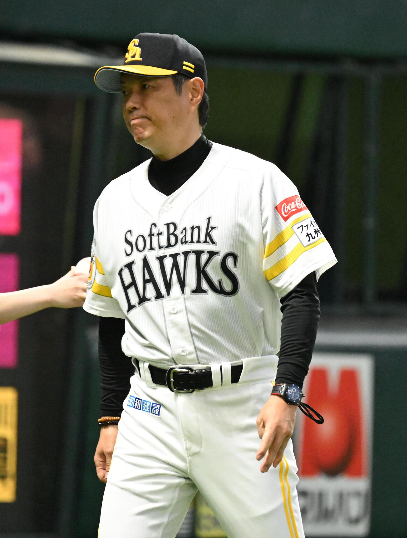 ソフトバンク対西武　4回裏終了後、選手交代を告げベンチに戻る小久保裕紀監督（撮影・林敢治）
