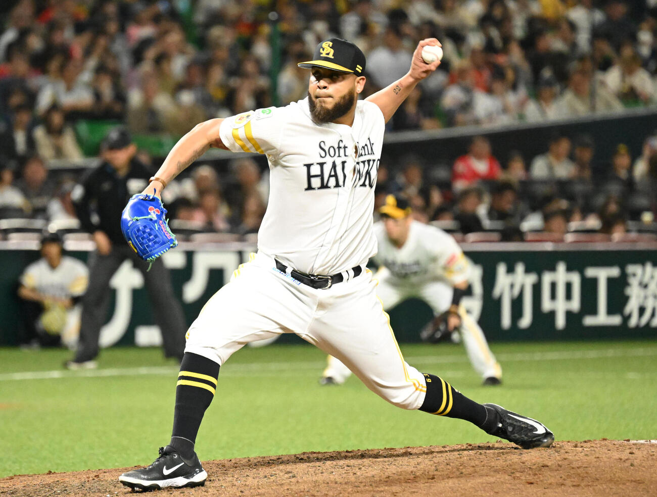 ソフトバンク対西武　ソフトバンク3番手投手のダーウィンゾン・ヘルナンデス（撮影・林敢治）