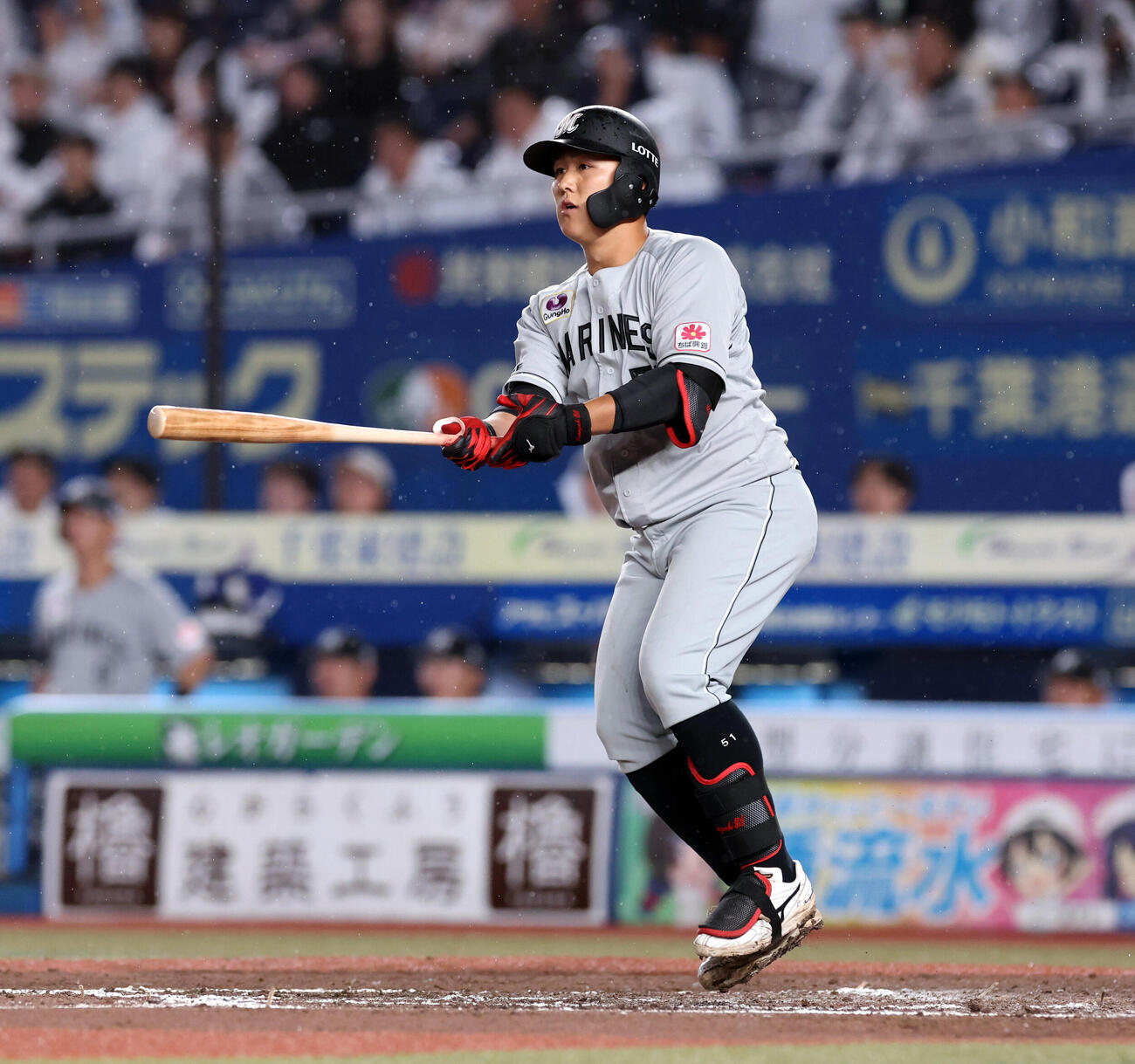 ロッテ対日本ハム　7回裏ロッテ1死二塁、山口航輝は2点本塁打を放ち軽くジャンプ　（撮影・浅見桂子）