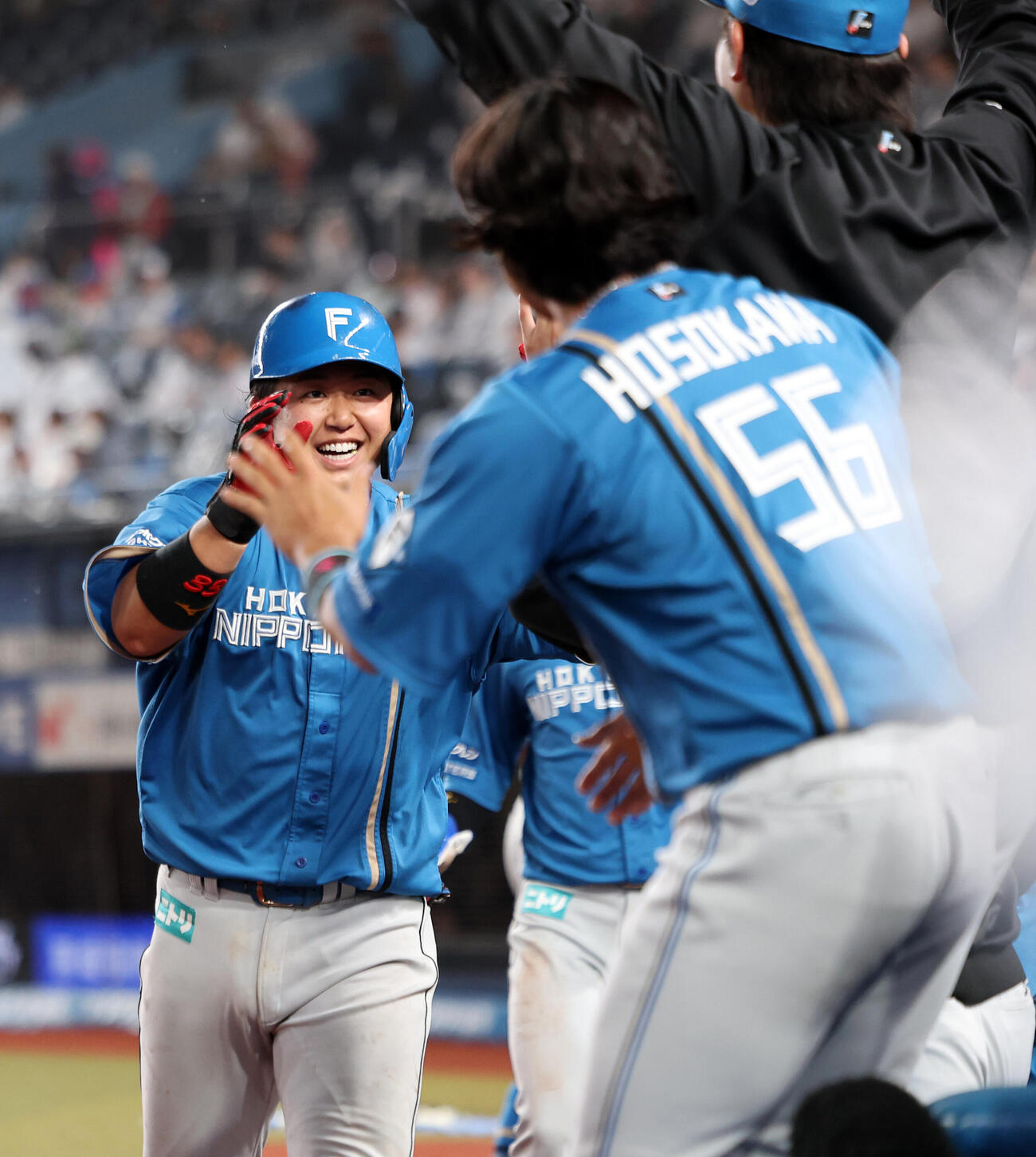 ロッテ対日本ハム　9回表日本ハム1死二塁、進藤勇也は2点本塁打を放ち笑顔でナインとハイタッチ　（撮影・浅見桂子）