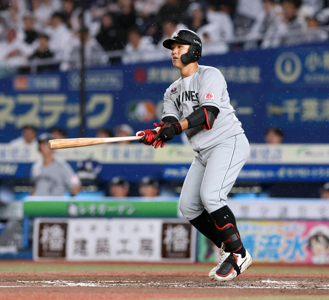 ロッテ対日本ハム　7回裏ロッテ1死二塁、山口航輝は2点本塁打を放ち軽くジャンプ　（撮影・浅見桂子）