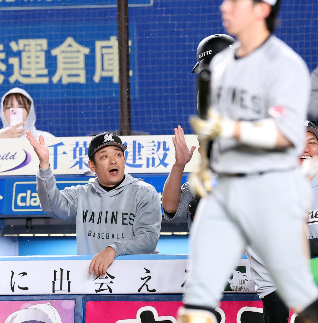 ロッテ対日本ハム　7回裏ロッテ1死二塁、山口航輝（右）が2点本塁打を放ち、迎えるサブロー監督（左）　（撮影・浅見桂子）