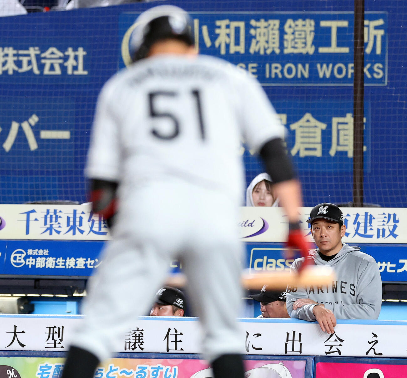 ロッテ対日本ハム　5回裏ロッテ2死、打者山口航輝の奥で、厳しい表情で試合を見つめるサブロー監督　（撮影・浅見桂子）