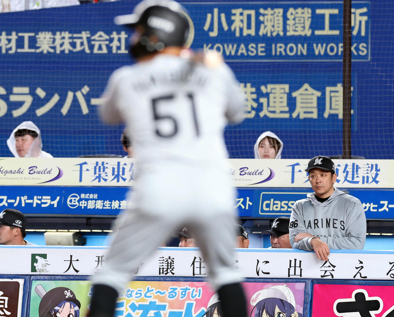 ロッテ対日本ハム　5回裏ロッテ2死、打者山口航輝の奥で、厳しい表情で試合を見つめるサブロー監督　（撮影・浅見桂子）