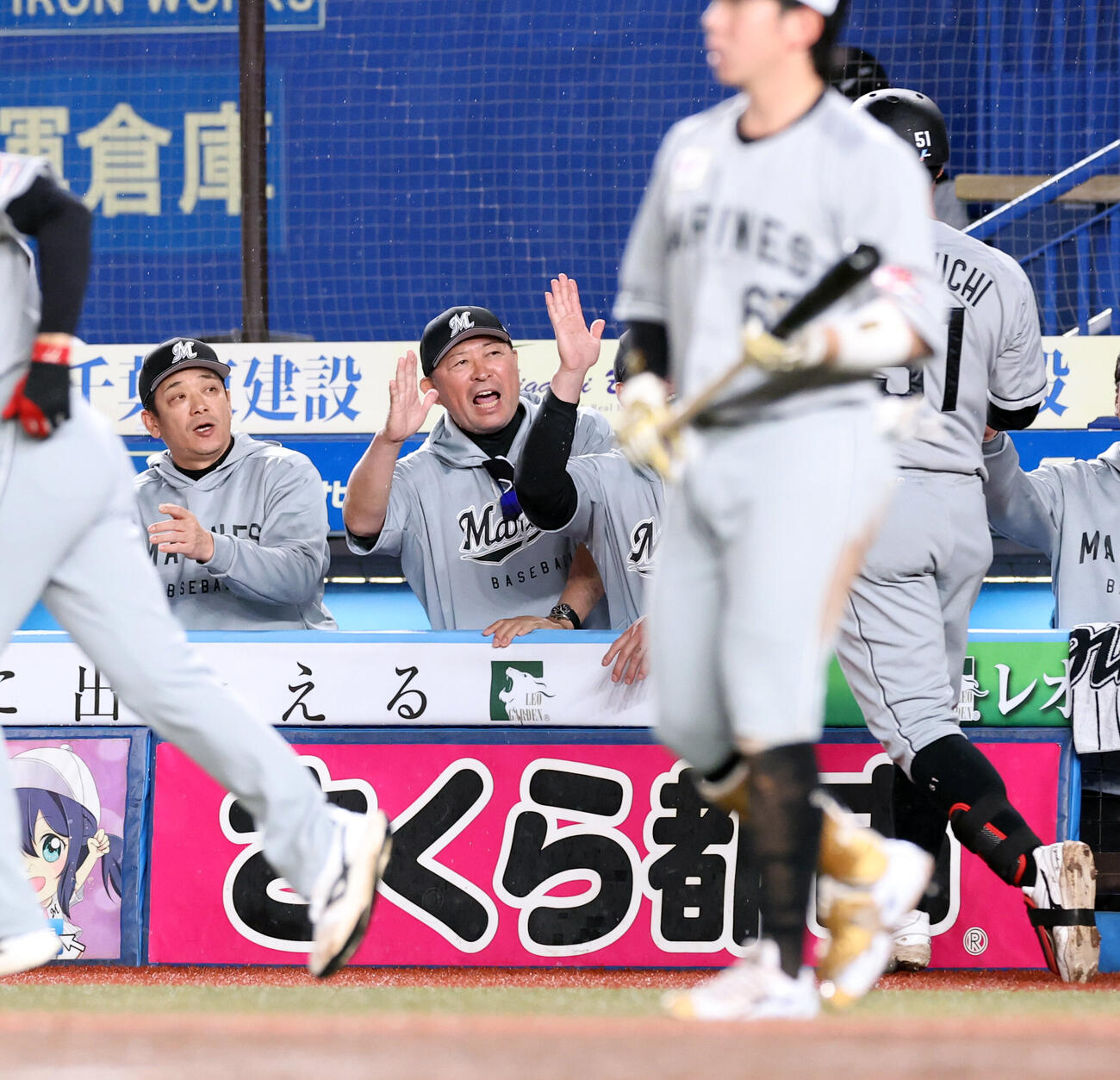 ロッテ対日本ハム　7回裏ロッテ1死二塁、山口航輝（右）が2点本塁打を放ち、迎えるサブロー監督（左）ら　（撮影・浅見桂子）