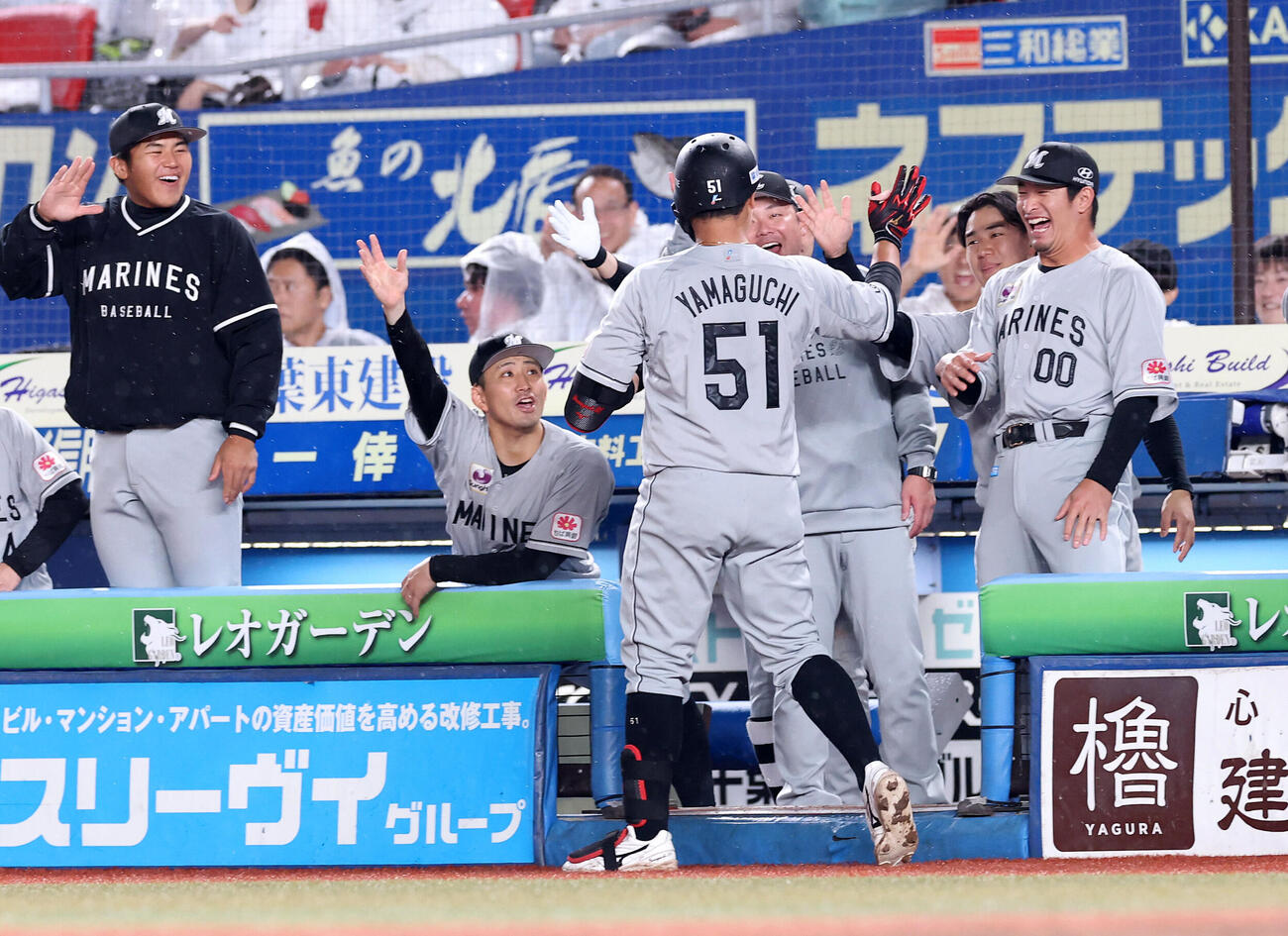 ロッテ対日本ハム　7回裏ロッテ1死二塁、山口航輝（手目）が2点本塁打を放ち、笑顔で迎える小島和哉（中央左）らロッテの選手たち　（撮影・浅見桂子）