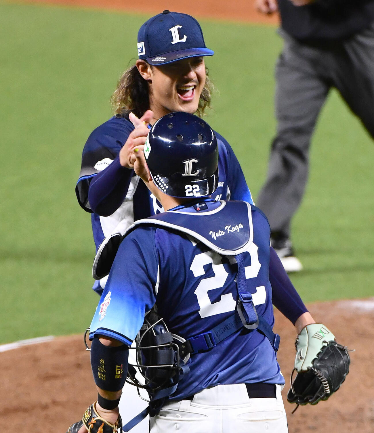 ソフトバンク対西武　完投で5勝目を挙げ、古賀悠斗（手前）と笑顔でハイタッチする高橋光成（撮影・岩下翔太）