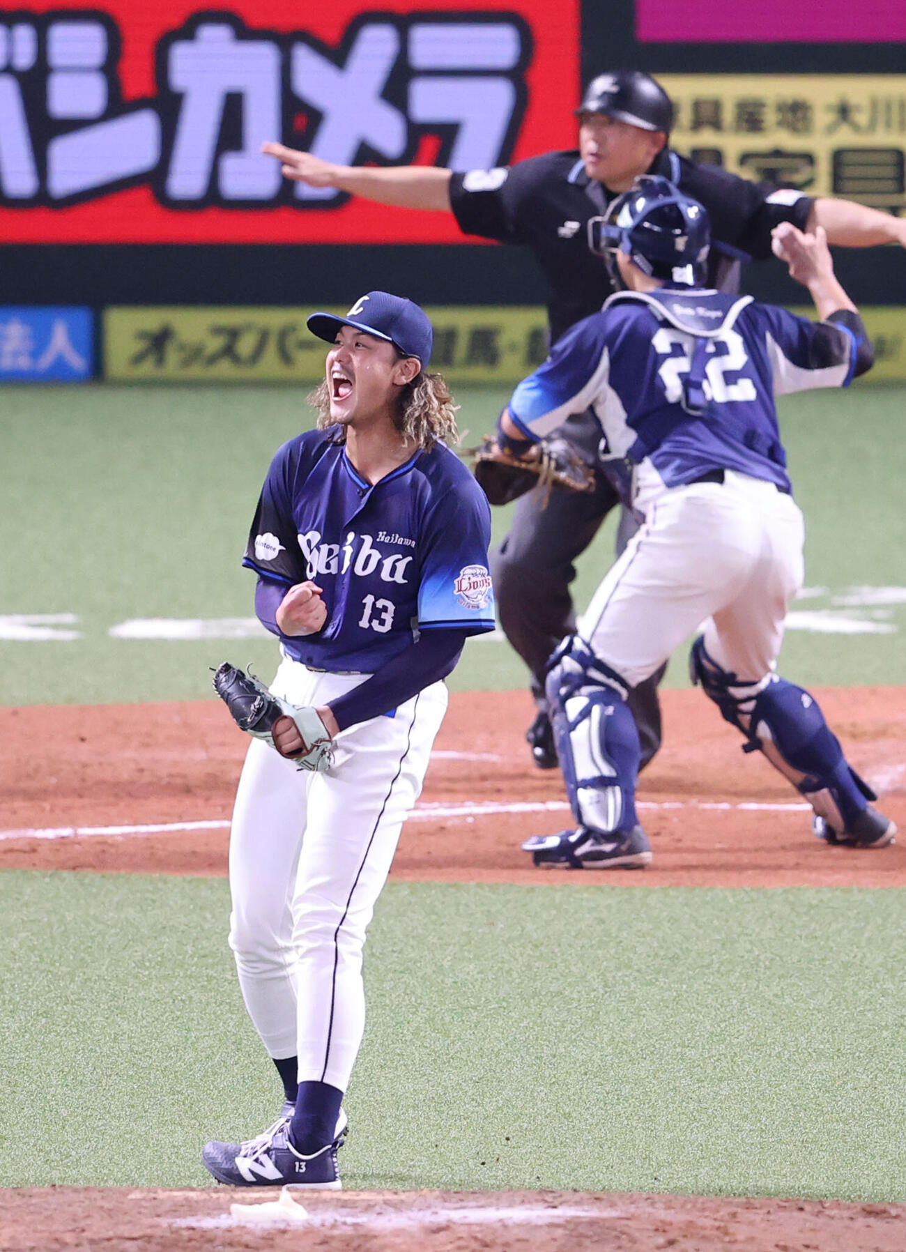 ソフトバンク対西武　9回裏ソフトバンク2死二、三塁、野村勇を空振りの三振に仕留めガッツポーズをする高橋光成（撮影・梅根麻紀）