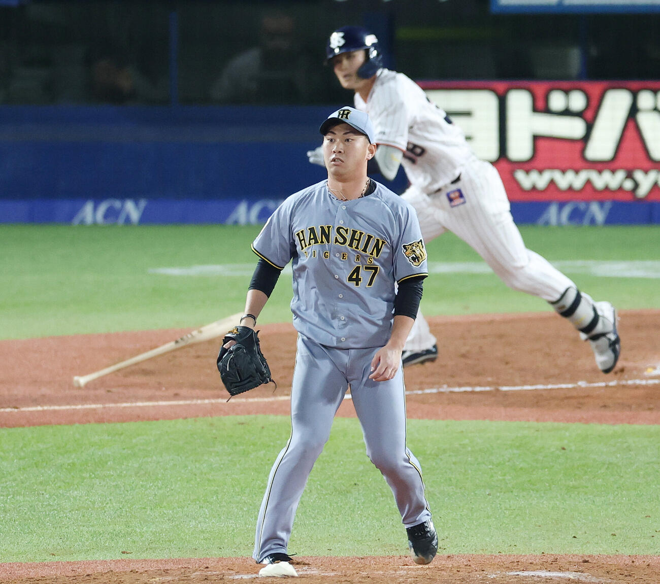 ヤクルト対阪神　8回裏ヤクルト無死二塁、石井巧に適時打を浴びる桐敷拓馬（撮影・宮地輝）