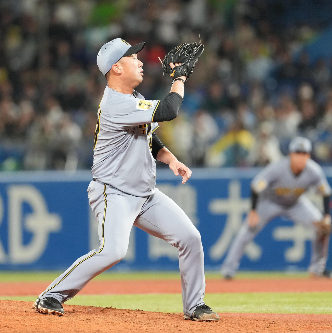 ヤクルト対阪神　8回裏ヤクルト無死二塁、石井巧に同点適時二塁打を打たれる桐敷拓馬（撮影・清水貴仁）