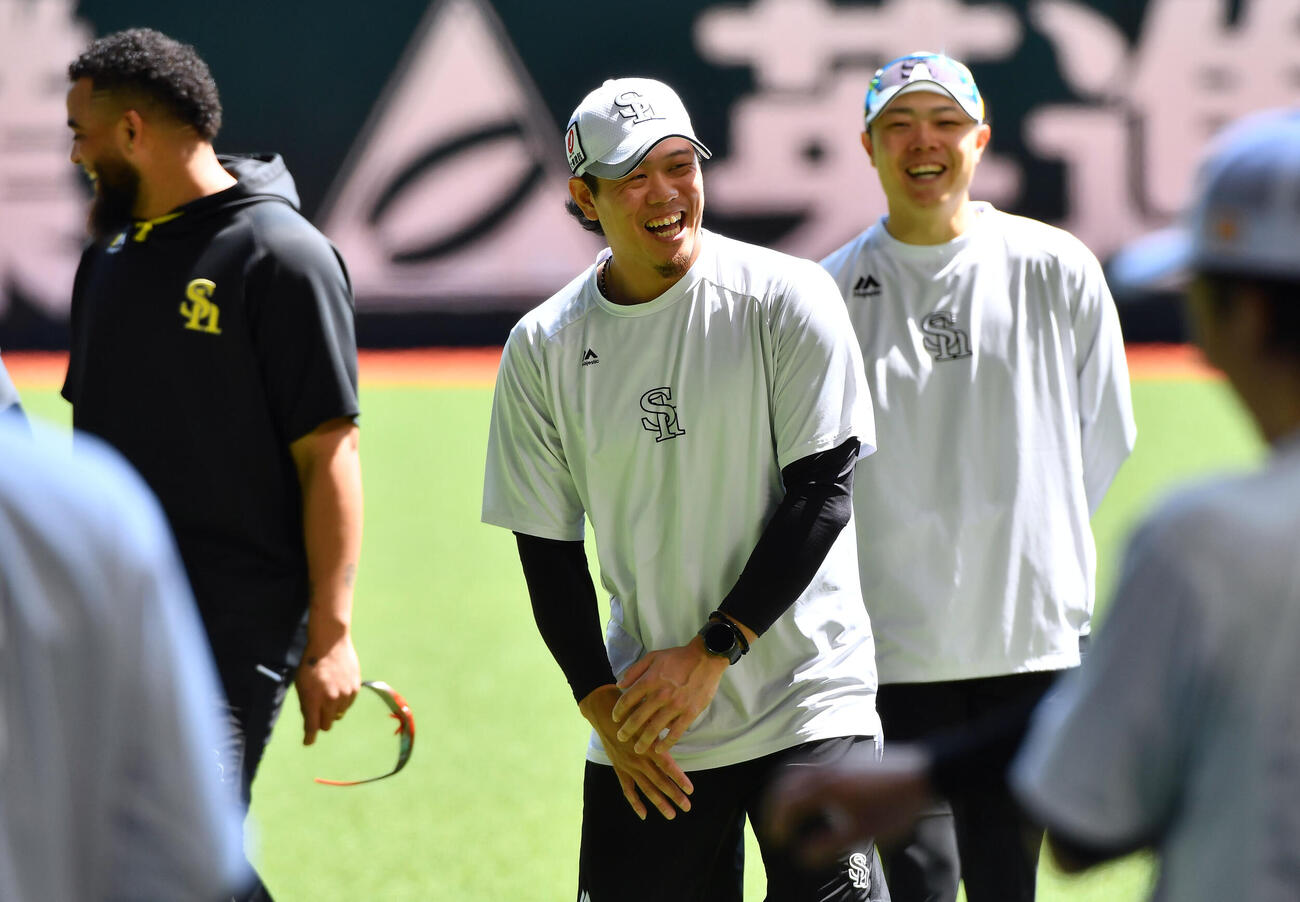 ソフトバンク対西武　試合前、DeNAからトレードで入団した山本祐大に歓迎のあいさつをするソフトバンク上茶谷大河（撮影・岩下翔太）