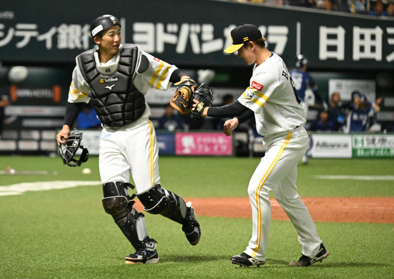 ソフトバンク対西武　5回表終了後、タッチを交わす山本祐大（左）と木村光（撮影・林敢治）