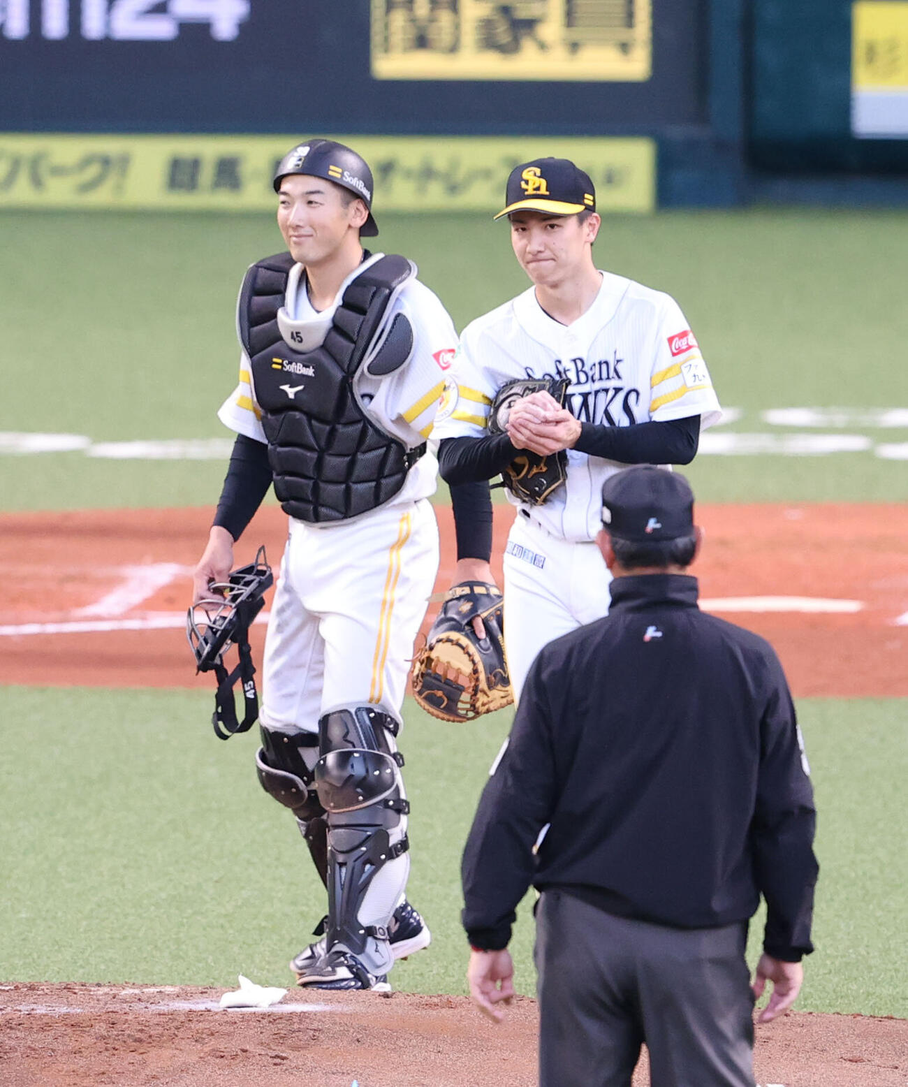 ソフトバンク対西武　3回途中、先発の藤原大翔に声をかける山本祐大（撮影・梅根麻紀）